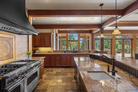 Kitchen - 18883 Sutherland Ct, Bend, OR 97702 photo 5 of 6