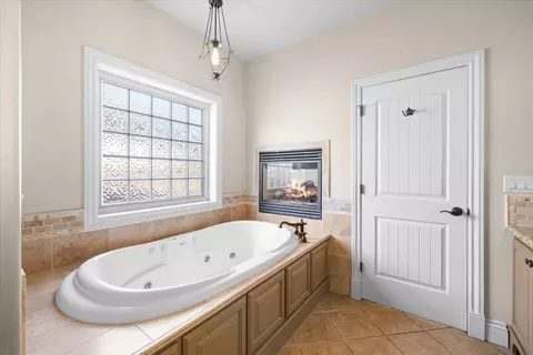 Bath - 888 Arrowhead Trl, Eagle Point, OR 97524 photo 3 of 4