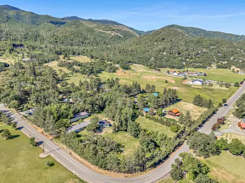 6200 Dark Hollow Rd, Medford, OR 97501