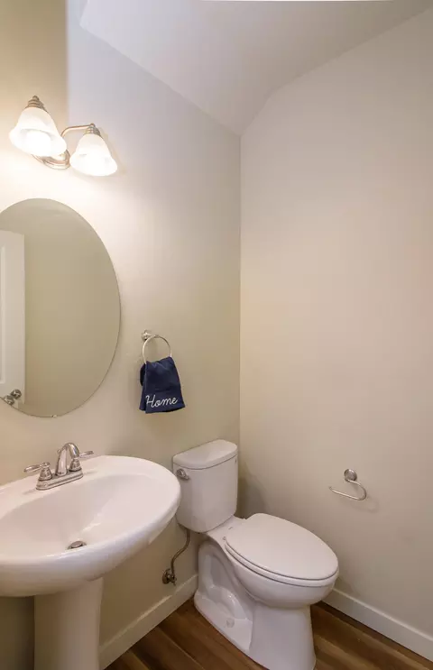 Bath - 404 Oak St, Phoenix, OR 97535 photo 1 of 3