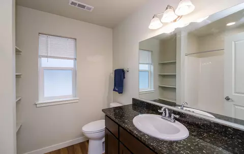 Bath - 404 Oak St, Phoenix, OR 97535 photo 3 of 3