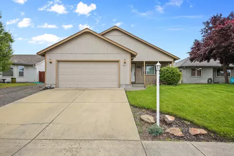 1261 Hawk Dr, Central Point, OR 97502