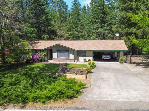 290 Becklin Dr, Merlin, OR 97532