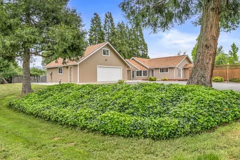 3066 Redwood Ave, Grants Pass, OR 97527
