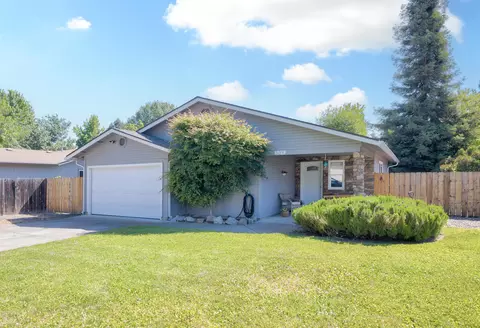 539 James St, Talent, OR 97540