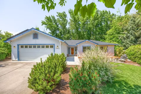 701 Salishan Ct, Ashland, OR 97520