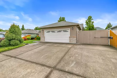 3040 Adams Cir, Medford, OR 97504