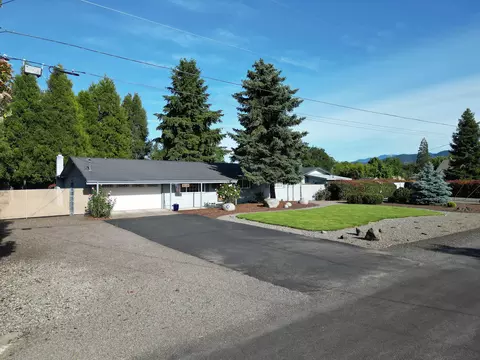1717 Magnolia Ave, Medford, OR 97501