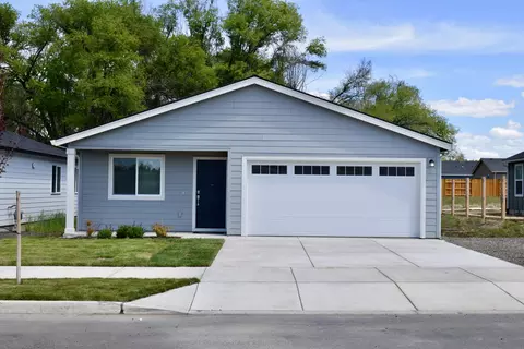 771 NE 16th St, Madras, OR 97741