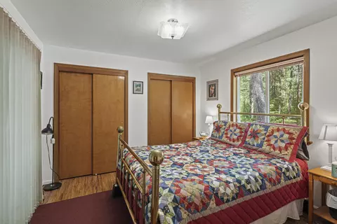Bedroom - 200 Cornett Ln, Cave Junction, OR 97523 photo 3 of 4