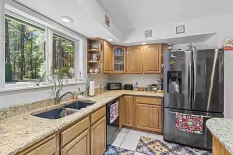 Kitchen - 200 Cornett Ln, Cave Junction, OR 97523 photo 3 of 3