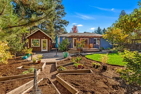 809 NE 9th St, Bend, OR 97701 photo 28