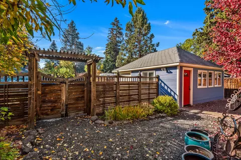 809 NE 9th St, Bend, OR 97701 photo 31