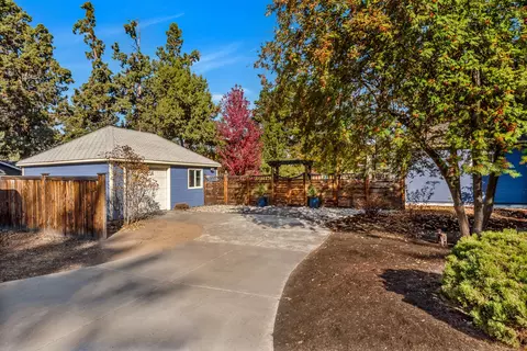 809 NE 9th St, Bend, OR 97701 photo 41