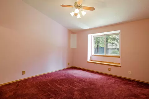 Bedroom - 19683 Platinum Way, Bend, OR 97702 photo 2 of 4