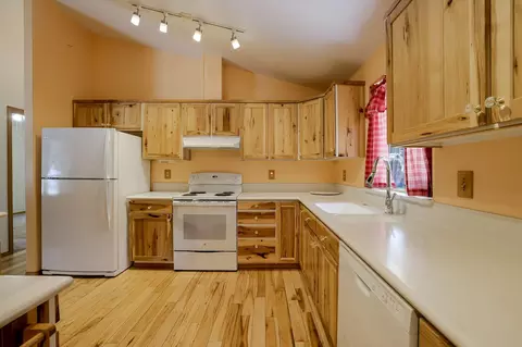 Kitchen - 19683 Platinum Way, Bend, OR 97702 photo 3 of 4
