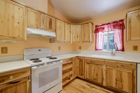Kitchen - 19683 Platinum Way, Bend, OR 97702 photo 2 of 4