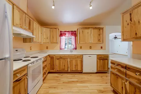 Kitchen - 19683 Platinum Way, Bend, OR 97702 photo 4 of 4