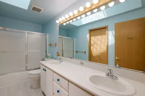 Bath - 19683 Platinum Way, Bend, OR 97702 photo 2 of 3