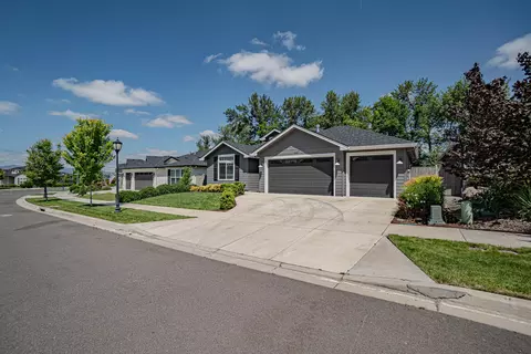 3857 Arizona Dr, Medford, OR 97504