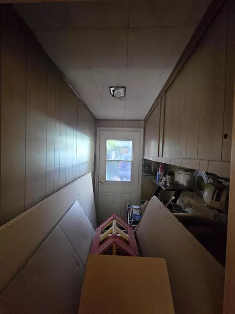 Entry Way - 409 E Ash St, Chiloquin, OR 97624 photo 3 of 3