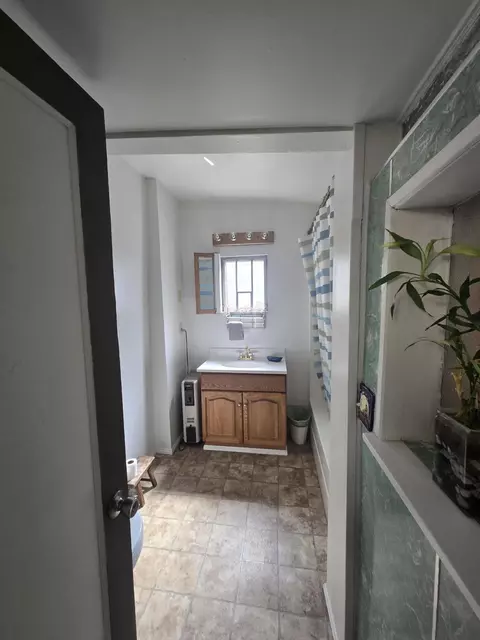 Bath - 409 E Ash St, Chiloquin, OR 97624 photo 1 of 3