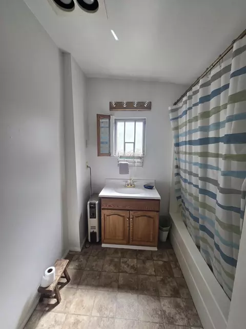 Bath - 409 E Ash St, Chiloquin, OR 97624 photo 2 of 3