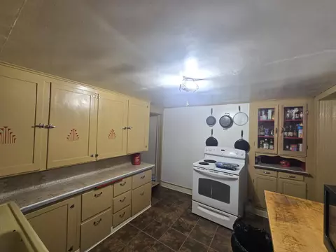Kitchen - 409 E Ash St, Chiloquin, OR 97624 photo 2 of 3