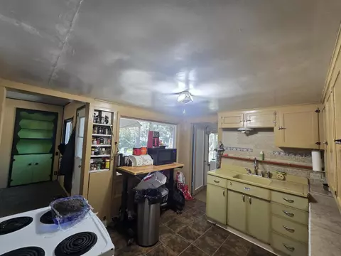 Kitchen - 409 E Ash St, Chiloquin, OR 97624 photo 1 of 3