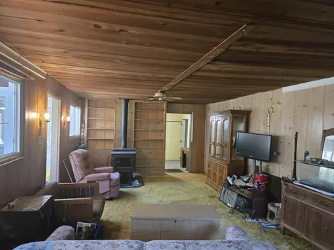 Living - 409 E Ash St, Chiloquin, OR 97624 photo 2 of 3