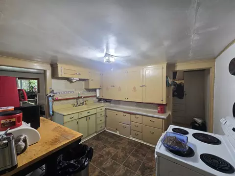 Kitchen - 409 E Ash St, Chiloquin, OR 97624 photo 3 of 3