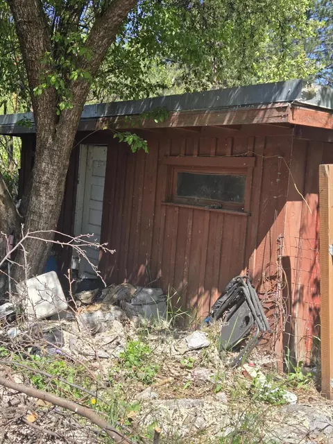 Exterior - 409 E Ash St, Chiloquin, OR 97624 photo 12 of 14
