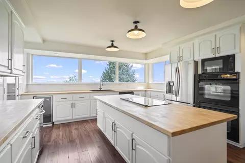 Kitchen - 59870 Calgary Loop, Bend, OR 97702 photo 4 of 11