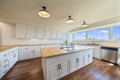 Kitchen - 59870 Calgary Loop, Bend, OR 97702 photo 5 of 11