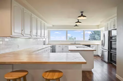 Kitchen - 59870 Calgary Loop, Bend, OR 97702 photo 2 of 11
