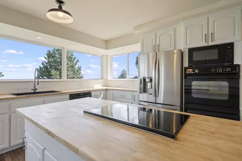 Kitchen - 59870 Calgary Loop, Bend, OR 97702 photo 11 of 11