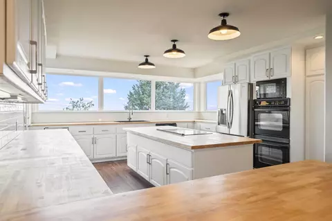 Kitchen - 59870 Calgary Loop, Bend, OR 97702 photo 3 of 11