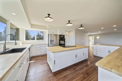 Kitchen - 59870 Calgary Loop, Bend, OR 97702 photo 10 of 11