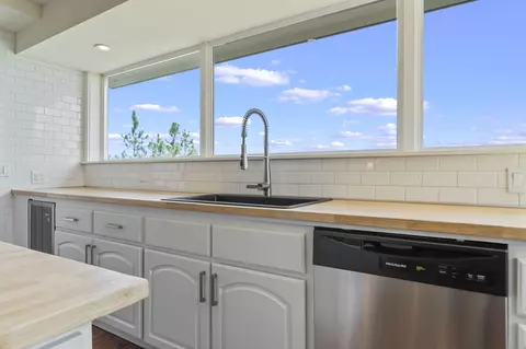 Kitchen - 59870 Calgary Loop, Bend, OR 97702 photo 9 of 11