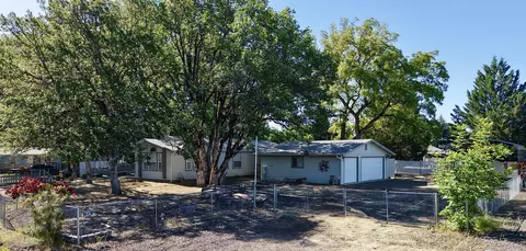 601 Deer Park Ln, Shady Cove, OR 97539