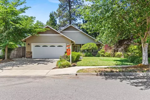 316 SW Hudson Ln, Grants Pass, OR 97526