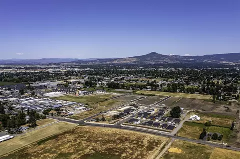 2988 Madrona Ln, Medford, OR 97501