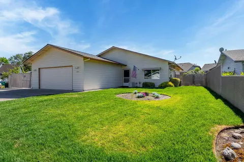 1303 SW Kokanee Ln, Grants Pass, OR 97527