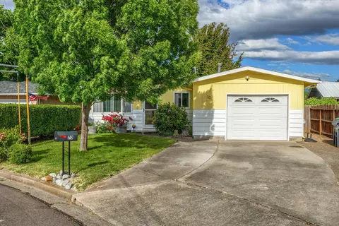 70 Ashley Pl, Central Point, OR 97502
