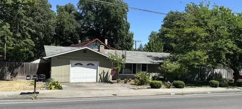 1205 NW Highland Ave, Grants Pass, OR 97526