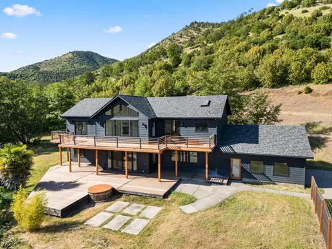 3562 N River Rd, Gold Hill, OR 97525