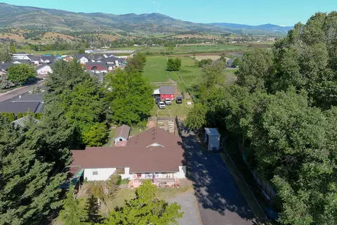 4189 Colver Rd, Phoenix, OR 97535 photo 2
