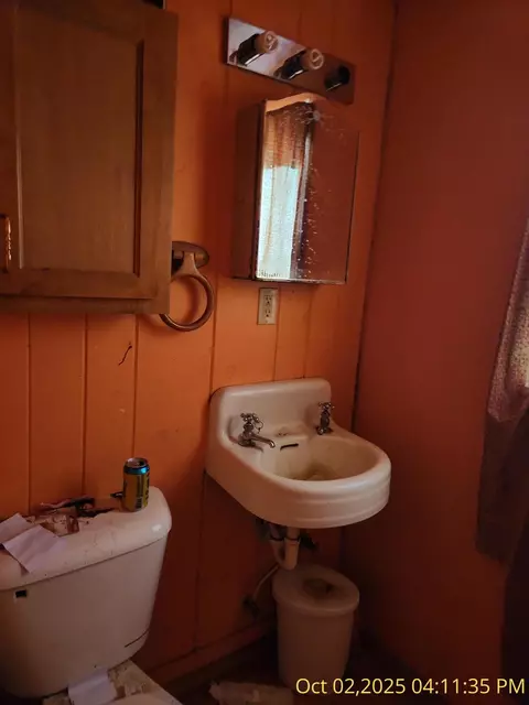 Bath - 7255 Holland Loop Rd, Cave Junction, OR 97523 photo 1 of 1