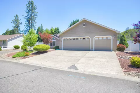 600 Yew Wood Dr, Shady Cove, OR 97539
