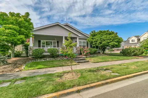 1135 Shake Dr, Central Point, OR 97502